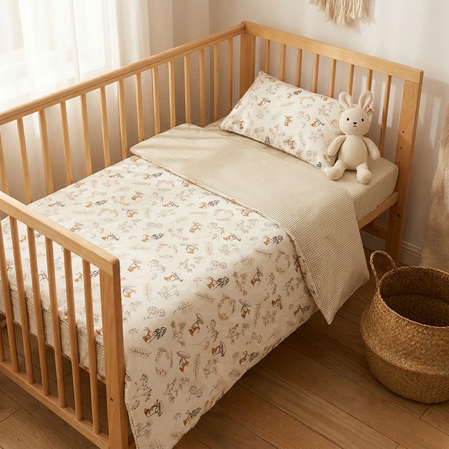 Parure de lit bébé motif renard des bois dans une chambre chaleureuse