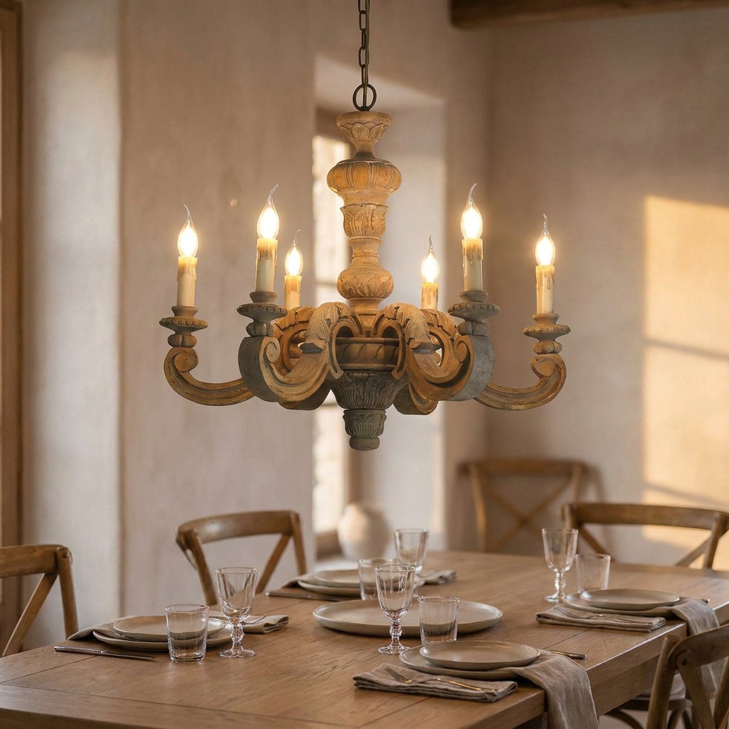 Lustre en bois sculpté allumé au-dessus d'une table dans une salle à manger rustique chic
