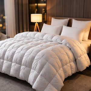Couette blanche gonflante installée sur un lit dans une chambre moderne le soir