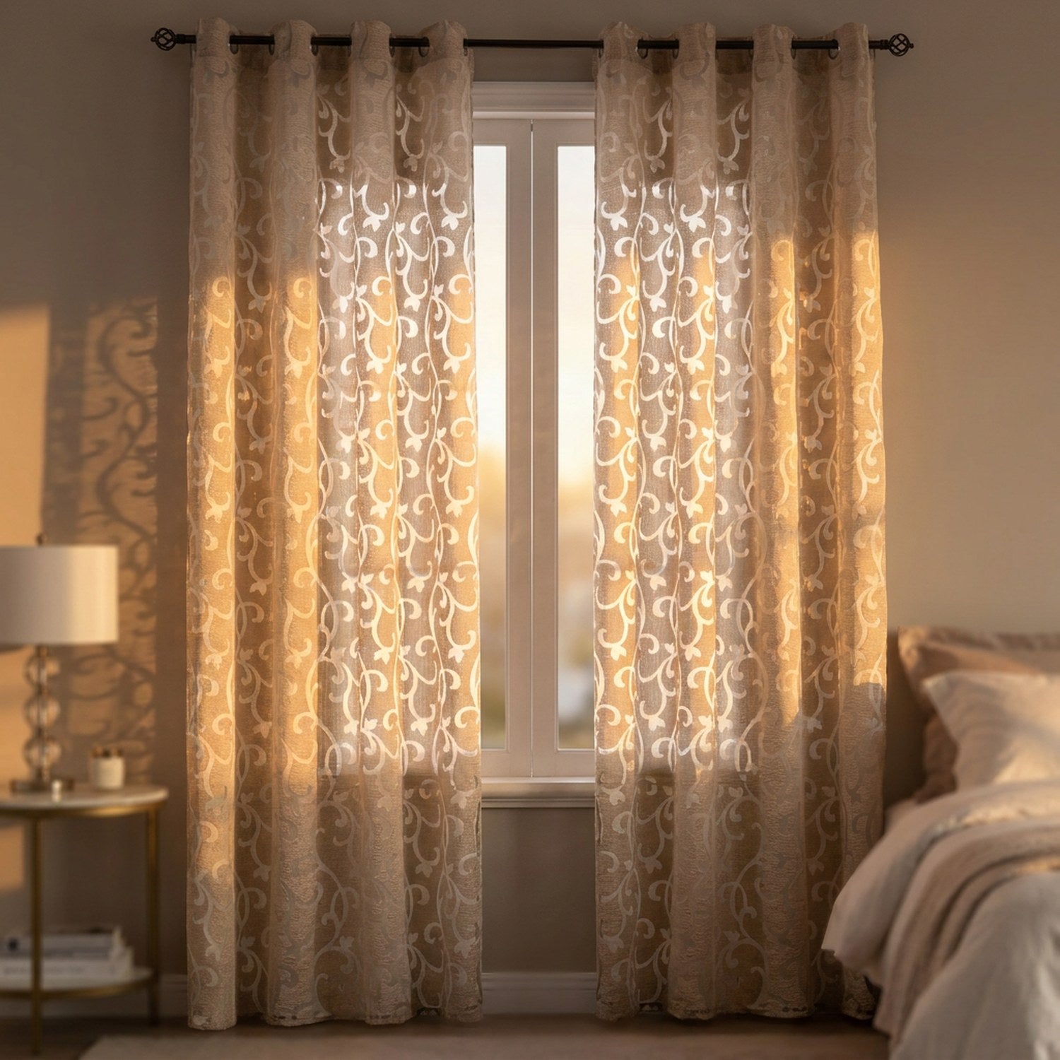 Rideau voilage jacquard beige dans une chambre chaleureuse au coucher du soleil