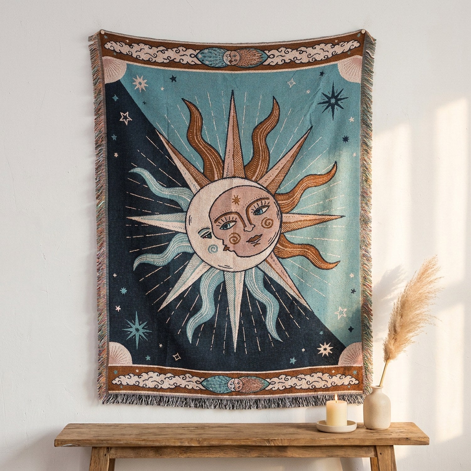 Tapisserie soleil et lune suspendue au mur au-dessus d'une console en bois