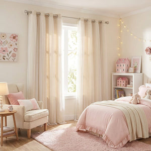 Rideau occultant beige suspendu devant une fenêtre dans une chambre de fille pastel
