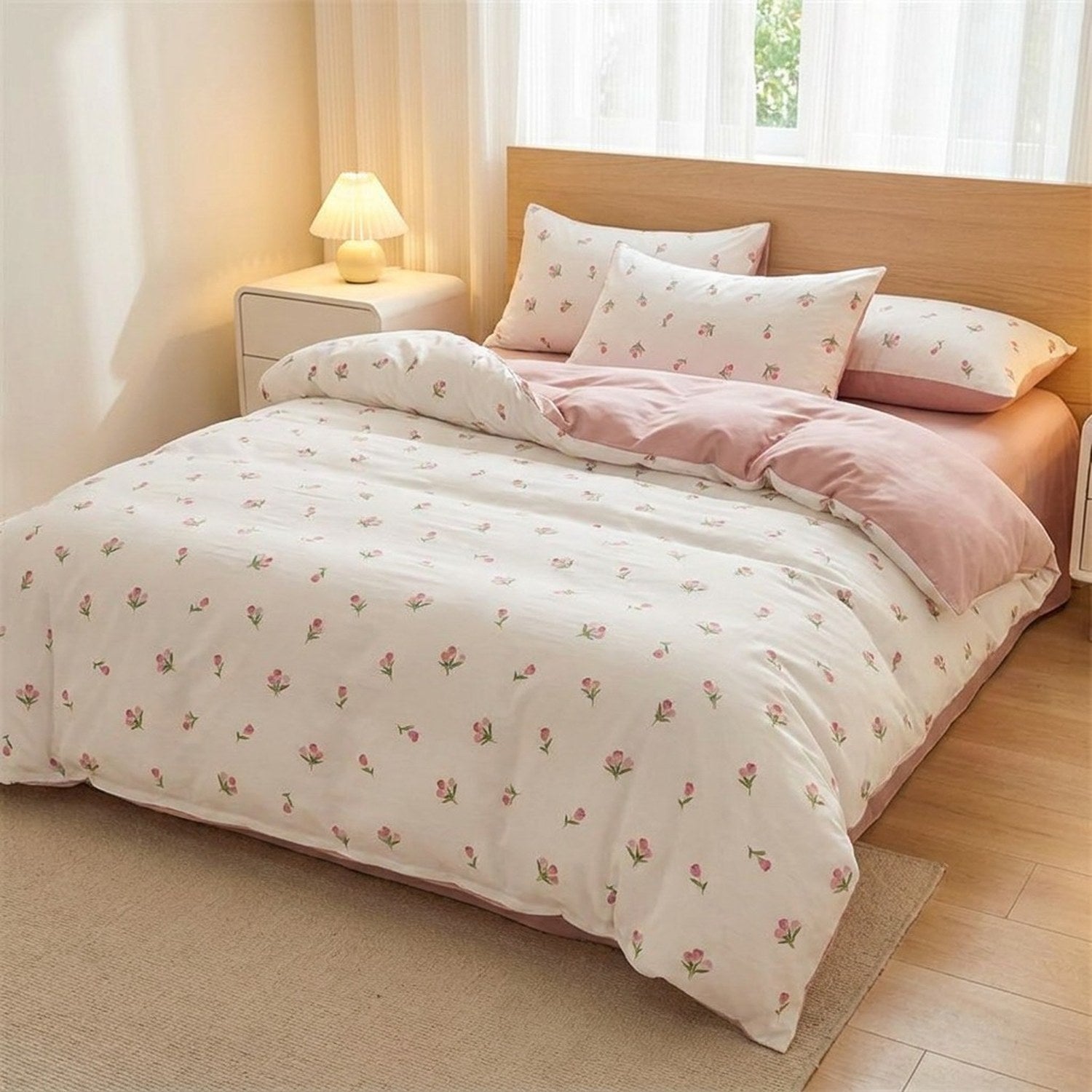 Parure de lit tulipe sur un grand lit dans une chambre lumineuse avec table de chevet
