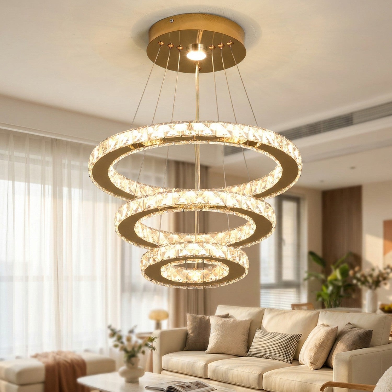 Lustre en cristal doré allumé au-dessus d'un canapé dans un salon lumineux