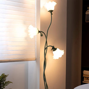 Lampadaire botanique vintage dans un coin salon avec lumière chaude