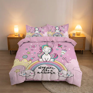 Parure de lit licorne rose dans une chambre moderne avec table de chevet