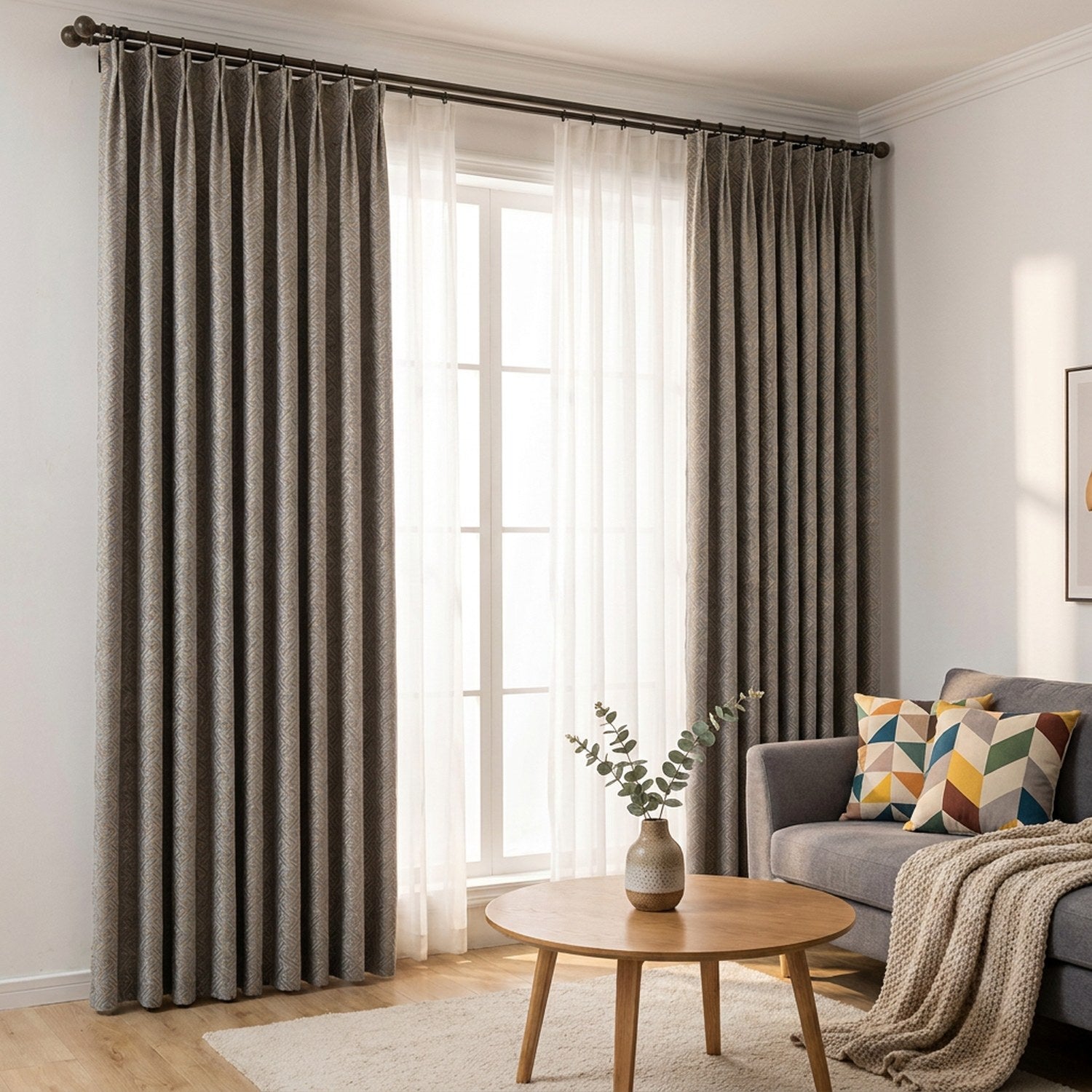 Rideau chenille gris dans un salon scandinave lumineux avec canapé et coussins colorés