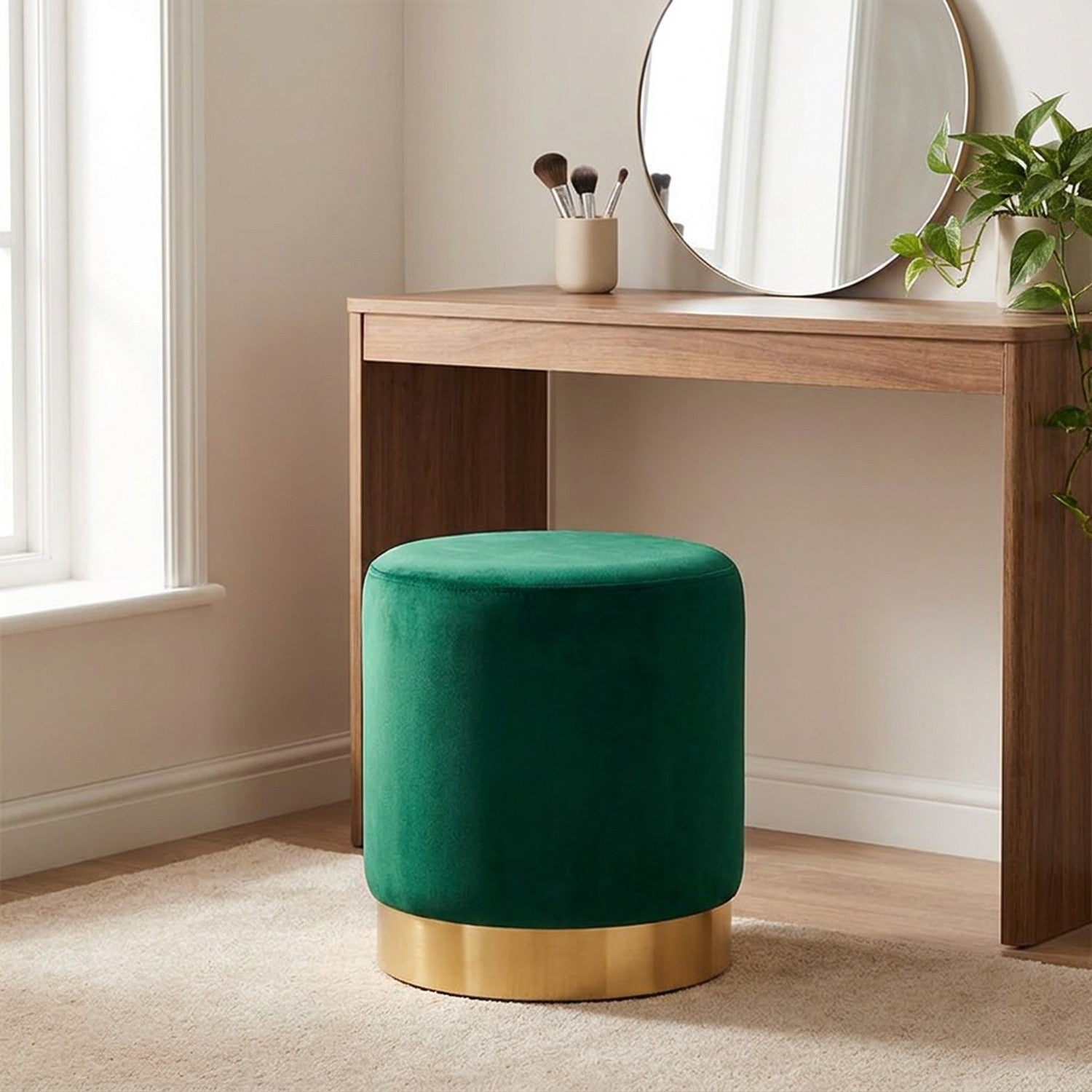 Tabouret rond en velours vert utilisé comme siège devant une coiffeuse avec miroir rond