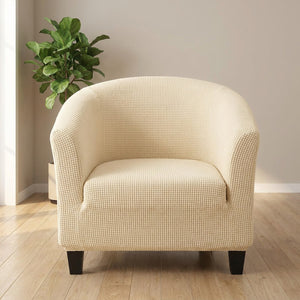 Housse de fauteuil cabriolet beige dans un salon minimaliste avec plante