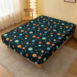 Drap housse cosmos sur lit avec chaise en bois et voilage dans la chambre