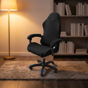 Housse de chaise gaming noire dans un coin cosy avec lampadaire allumé