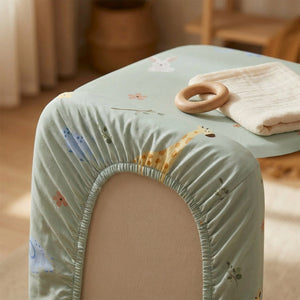 Détail du tour élastique du drap housse berceau bébé sur le matelas