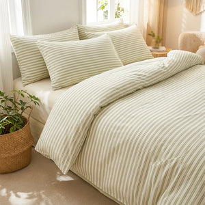 Parure de lit rayée verte dans une chambre lumineuse avec plante