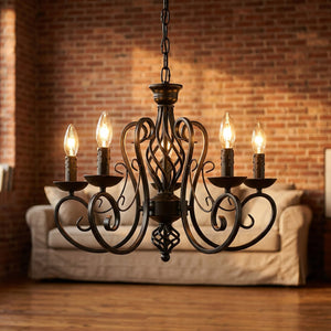 Lustre en fer forgé noir suspendu dans un salon style loft industriel