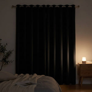 Rideau occultant noir dans une chambre plongée dans le noir la nuit
