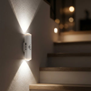 Applique murale LED éclairant un escalier la nuit avec son faisceau haut et bas