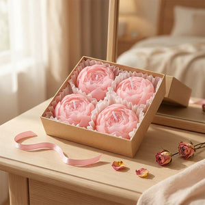 Coffret cadeau de bougies roses sur une coiffeuse avec ruban et roses séchées