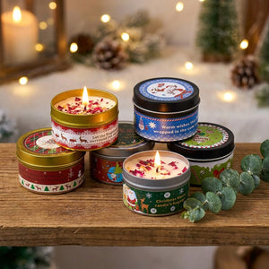 Bougies parfumées de Noël allumées sur une étagère en bois avec eucalyptus