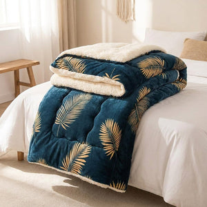Couverture polaire feuilles dorées pliée au pied d'un lit dans une chambre lumineuse