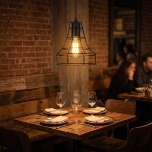 Suspension industrielle cage métal au-dessus d'une table de bistrot dans une ambiance chaleureuse