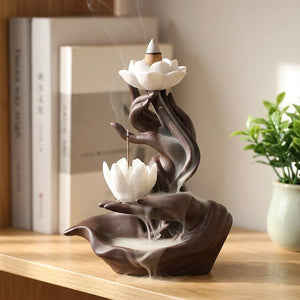 Brûleur d'encens lotus posé sur une étagère claire avec une plante verte