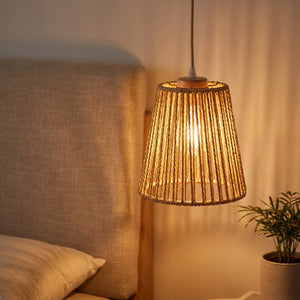 Abat-jour cône en fibre tressée dans une chambre cocooning