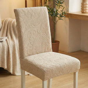 Gros plan sur le relief jacquard d'une housse de chaise beige