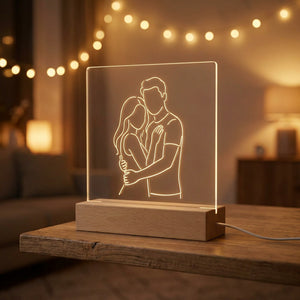 Lampe photo gravée éclairée dans un salon cosy avec guirlande lumineuse