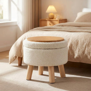 Repose-pieds bouclé blanc au pied d'un lit dans une chambre chaleureuse