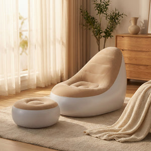 Fauteuil gonflable beige et son pouf dans une chambre au coucher du soleil