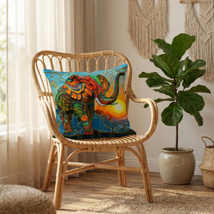 Coussin éléphant au coucher de soleil sur un fauteuil en rotin près d'une fenêtre