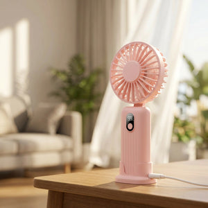Ventilateur portable sur une table d'appoint dans un salon ensoleillé