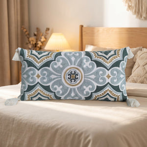 housse de coussin lombaire brodée motif médaillon vert d eau sur un lit