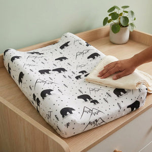Housse de matelas à langer motif ours sur une commode avec un linge de change