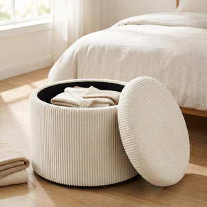 Pouf de rangement ouvert révélant le coffre intérieur rempli de plaids