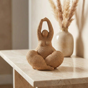 Statue de femme ronde terracotta sur une console en marbre près d'un vase d'herbes séchées