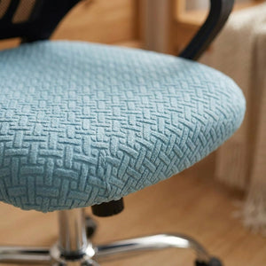 Gros plan sur la maille texturée bleue de la housse d'assise de chaise de bureau