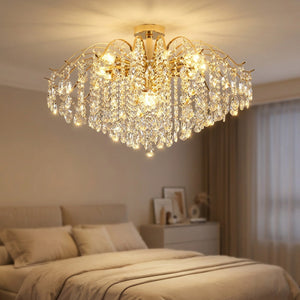 Lustre en cristal doré allumé dans une chambre cosy