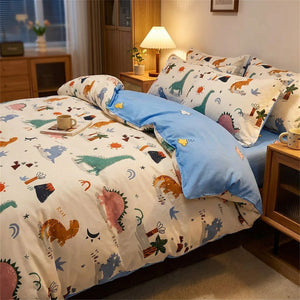 Parure de lit enfant dinosaure dans une chambre moderne avec table de chevet et lampe allumée