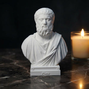 Buste de Platon sur marbre noir avec bougie allumée ambiance dorée