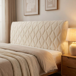 Housse de tête de lit beige dans une chambre chaleureuse éclairée par une lampe