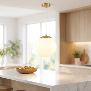 Suspension boule de verre dorée au-dessus d'un îlot de cuisine