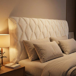 Housse de protection tête de lit en velours près d'une table de chevet avec lampe allumée