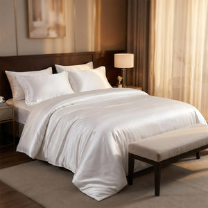 Parure de lit satin blanc dans une chambre style hôtel avec banquette
