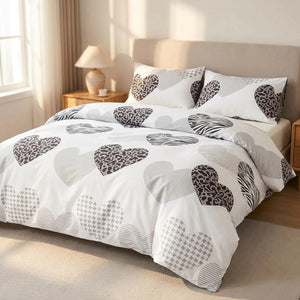 Parure de lit cœurs animalier dans une chambre ensoleillée avec table de chevet en bois