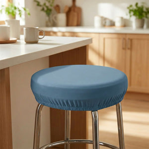 Housse de tabouret ronde bleue vue de près montrant le bord élastique