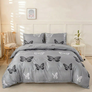 Parure de lit papillon dans une chambre scandinave avec chaise en bois et plaid
