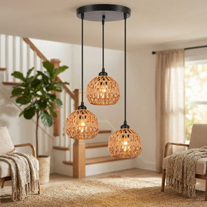 Lustre rond trois lampes en corde de chanvre beige dans un salon bohème lumineux