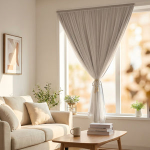 Rideau occultant double couche filtrant la lumière dans un salon cosy