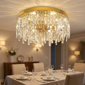 Lustre plafonnier en cristal doré au-dessus d'une table de salle à manger dressée